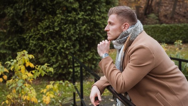 Ein Mann blickt nachdenklich in die Ferne