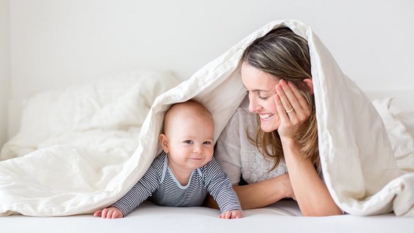 Mutter mit Baby – Elternkarenz Mutter mit Baby – Elternkarenz