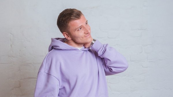 Junger Mann denkt über berufliche Neuorientierung nach