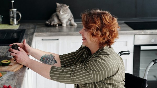 Frau macht sich gesundes Essen in der Küche – Mental Health Frau macht sich gesundes Essen in der Küche – Mental Health