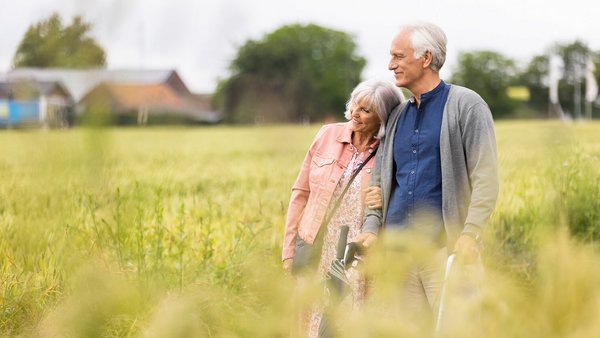 Rentner gehen spazieren – Gesetzliche Pensionsversicherung 