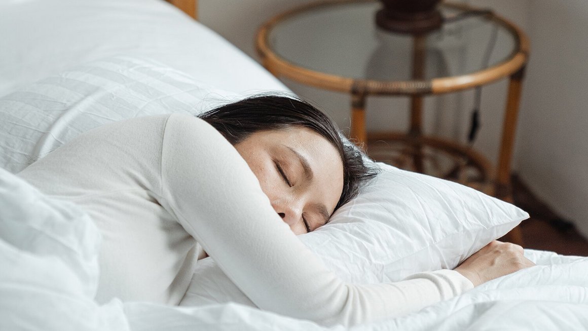 Frau schläft im Bett – Mentale Gesundheit im Job Frau schläft im Bett – Mentale Gesundheit im Job