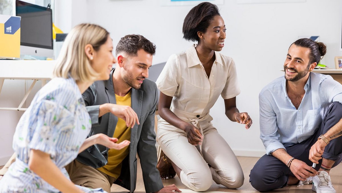 Teambuilding im Unternehmen – Mitarbeiter machen einen Workshop Teambuilding im Unternehmen – Mitarbeiter machen einen Workshop