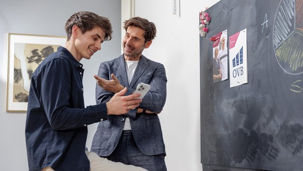 Führungskraft und Mitarbeiter tauschen sich aus