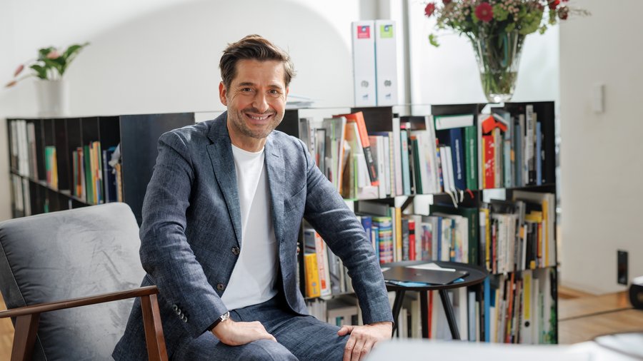 Zufriedener Mann sitzt auf einer Couch