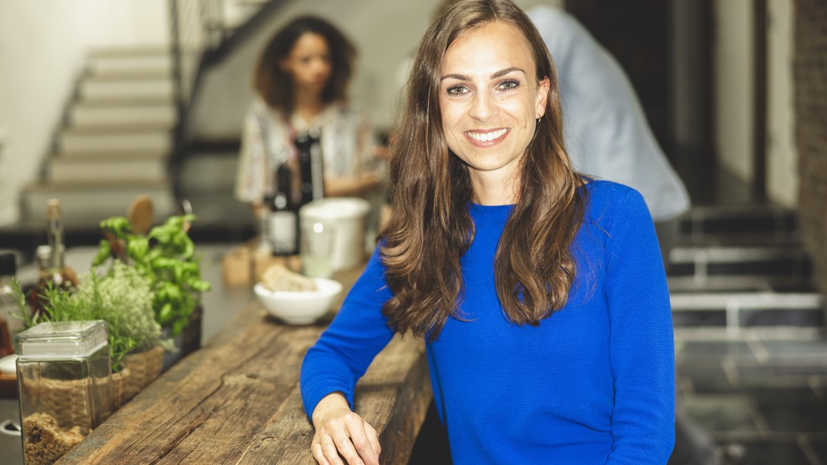 Junge Frau in blauem Pullover.
