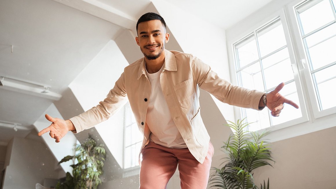 Selbstmotivation steigern: Produktiver und zufriedener im Job Zufriedener Mann mit Selbstmotivation im Job