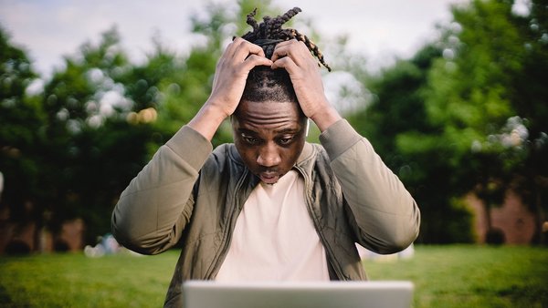 Mann schlägt vor dem Laptop die Hände über den Kopf - Fehlerkultur Mann schlägt vor dem Laptop die Hände über den Kopf - Fehlerkultur