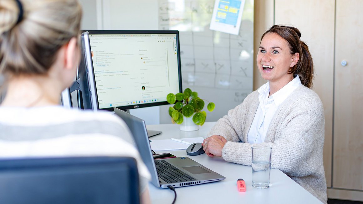 Digitales Networking: Guide und Tipps für erfolgreiches Netzwerken Jagoda Banert beim Digital Networking am Arbeitsplatz bei OVB