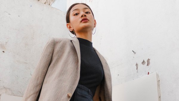 Starke Frau guckt in die Kamera – Gehaltserhöhung verhandeln Starke Frau guckt in die Kamera – Gehaltserhöhung verhandeln