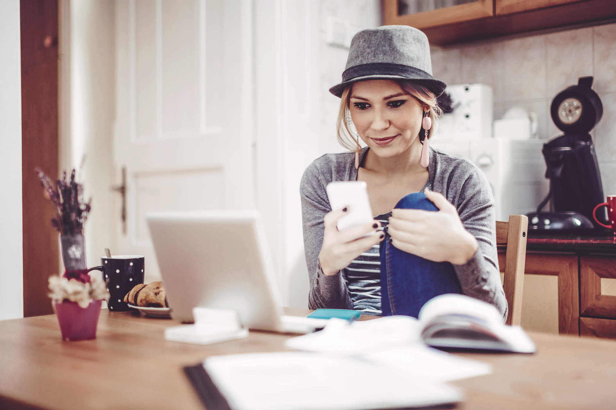 Junge Frau regelt Finanzen mit Handy