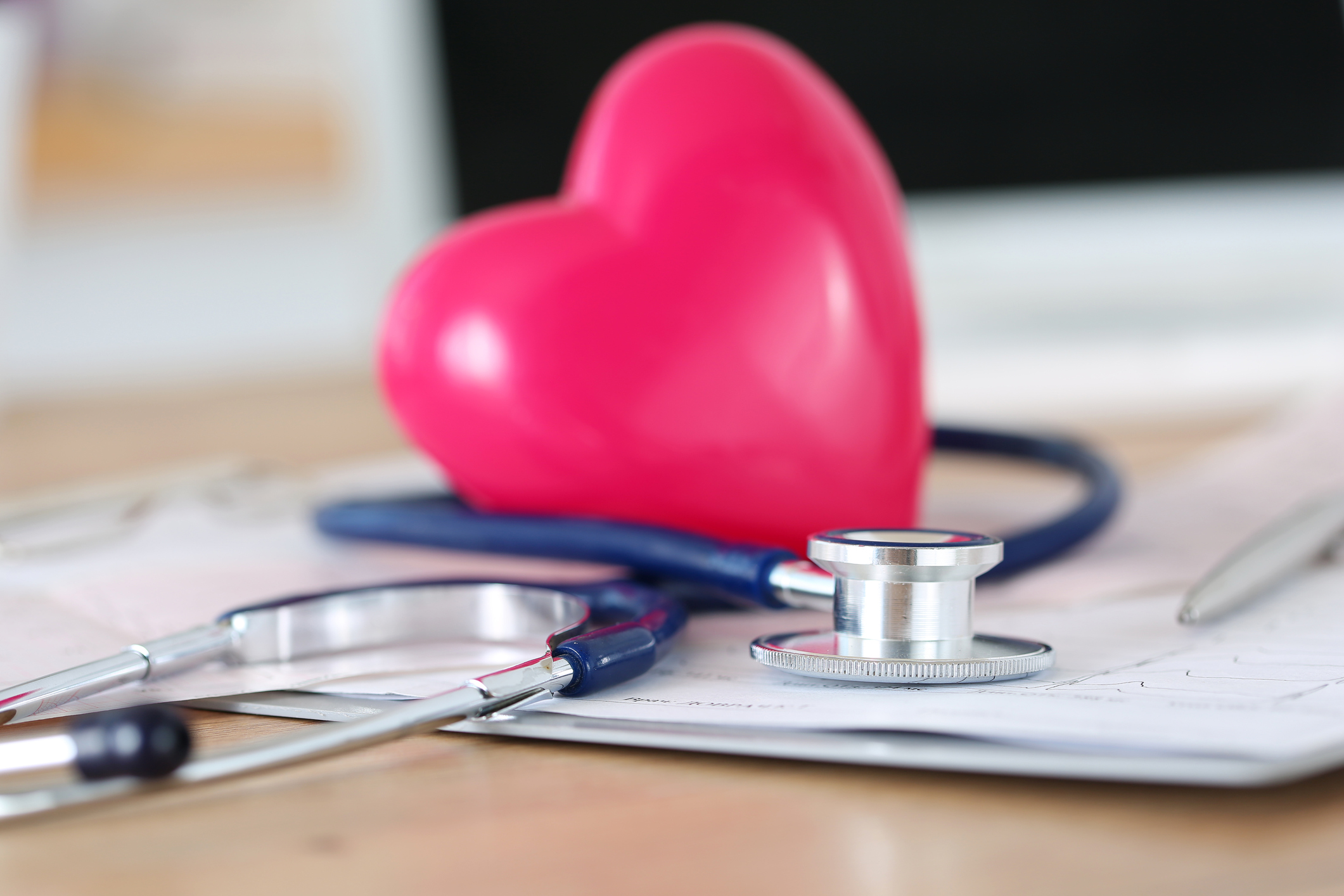 Herzluftballon und Stethospkop auf einem Tisch