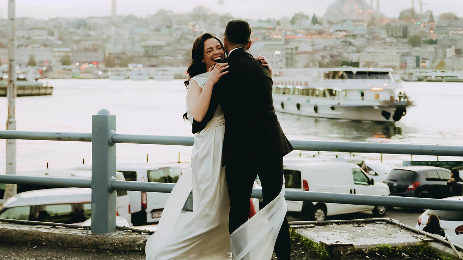 Brautpaar hält sich lachend im Arm - Hochzeitsplanung