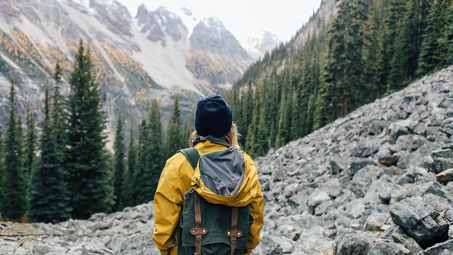 Person guckt beim Wandern in die Ferne - Backpacking Person guckt beim Wandern in die Ferne - Backpacking