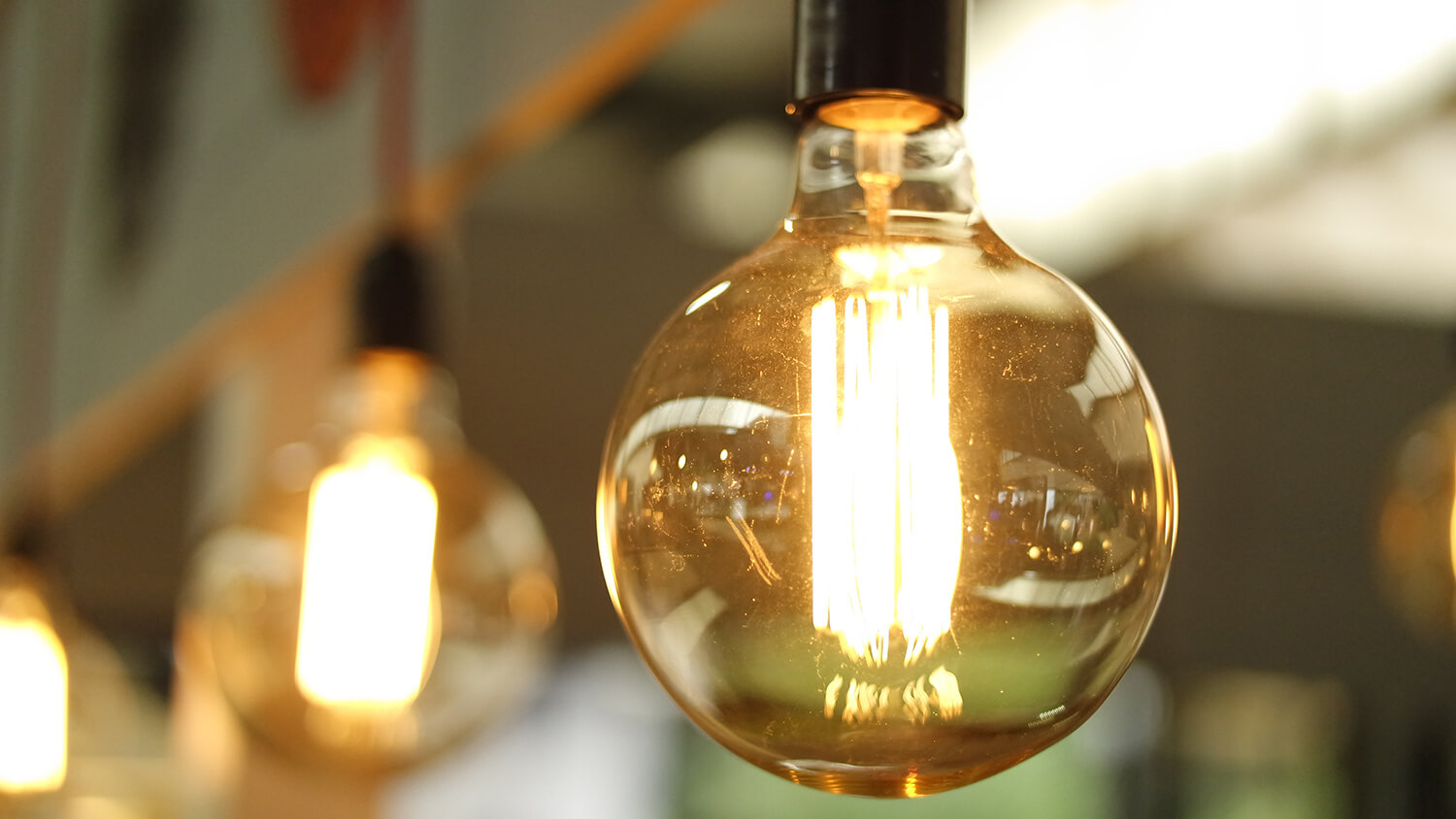 Glühbirne leuchtet und verbraucht Strom - Stromverbrauch  