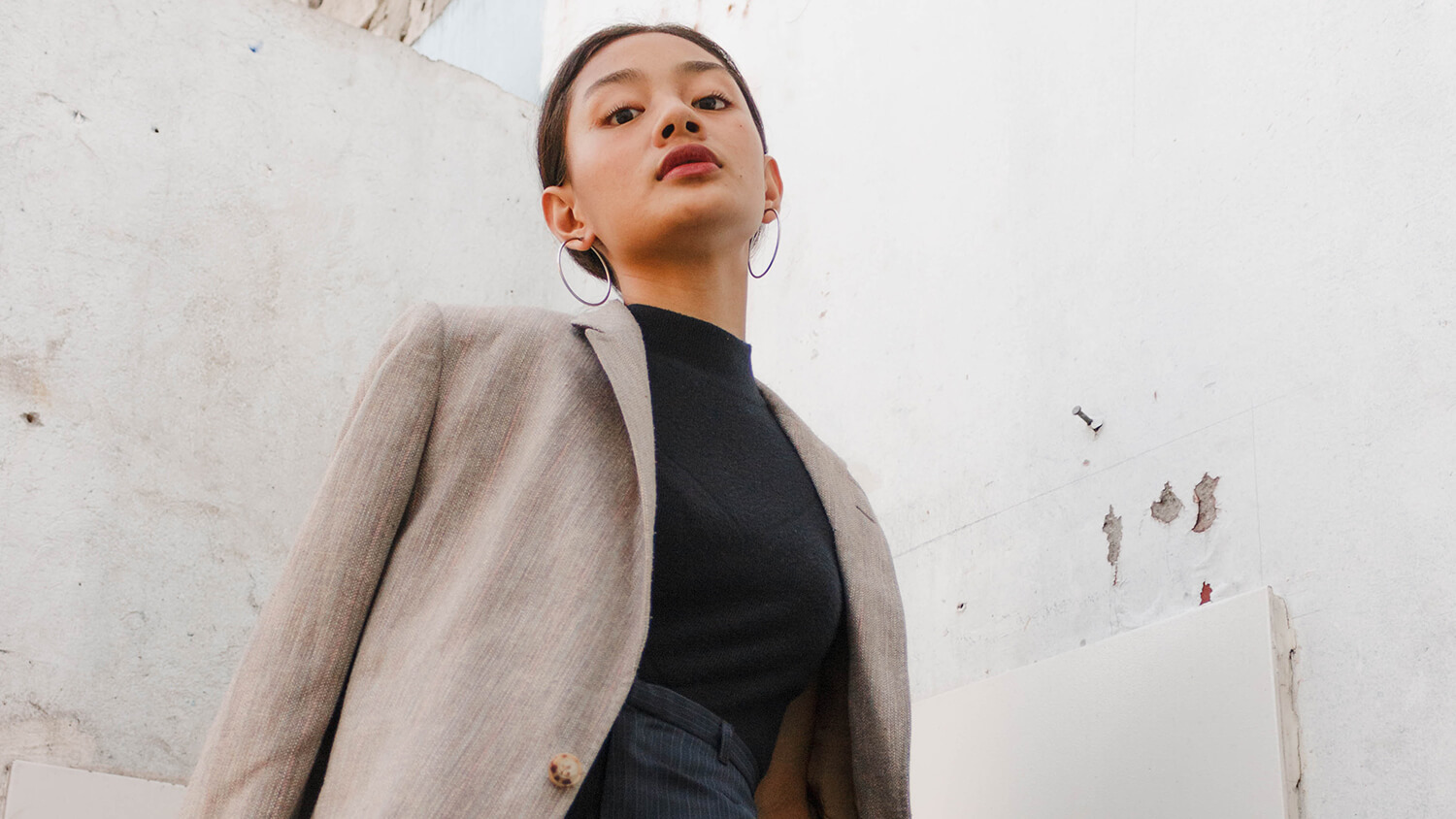 Starke Frau guckt in die Kamera – Gehaltserhöhung verhandeln Starke Frau guckt in die Kamera – Gehaltserhöhung verhandeln