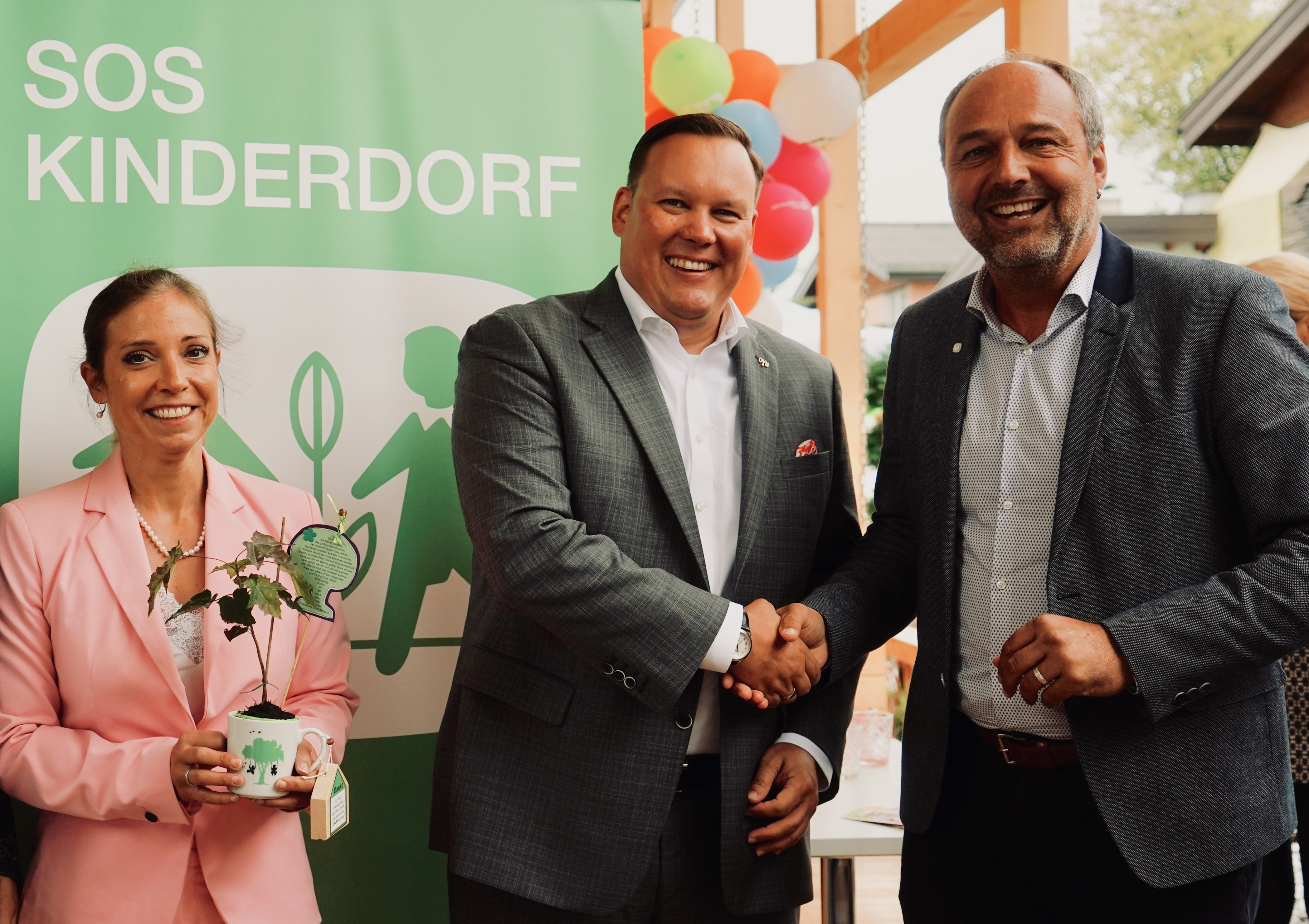 2 Männer schütteln sich die Hände.