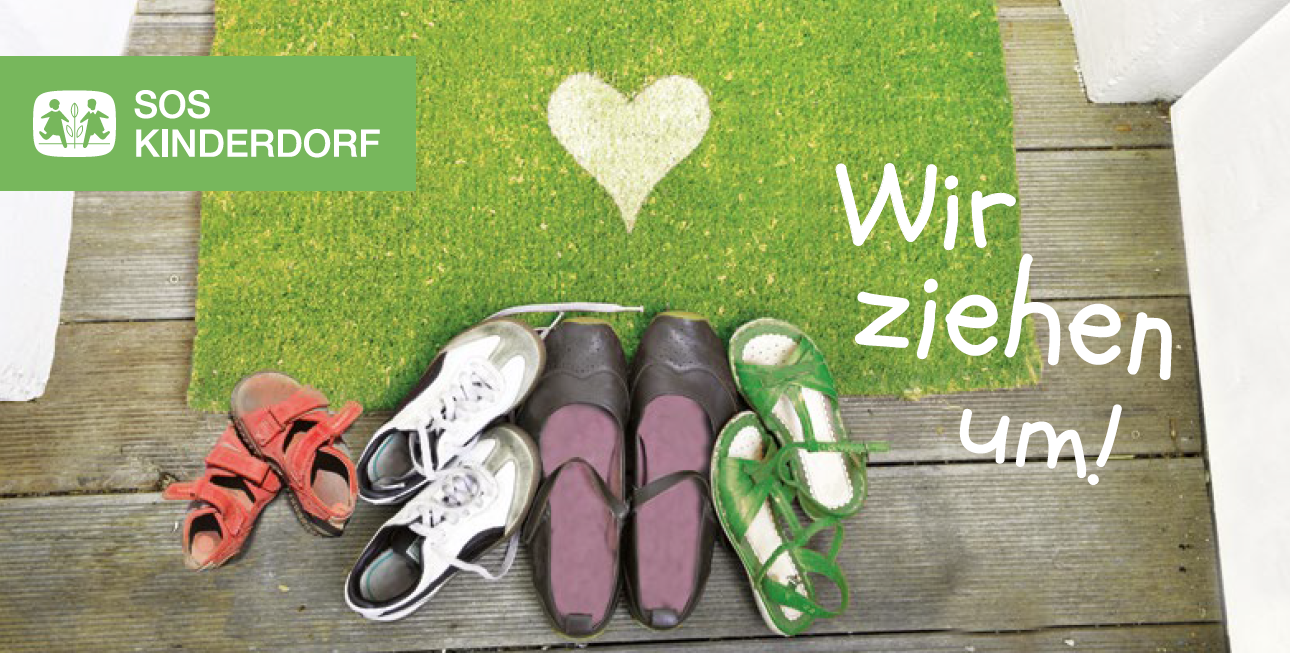 Schuhe von Kindern und Erwachsenen mit dem Slogan "Wir ziehen um!"