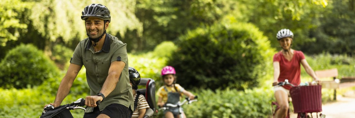 Glückliche Familie beim Fahrradfahren