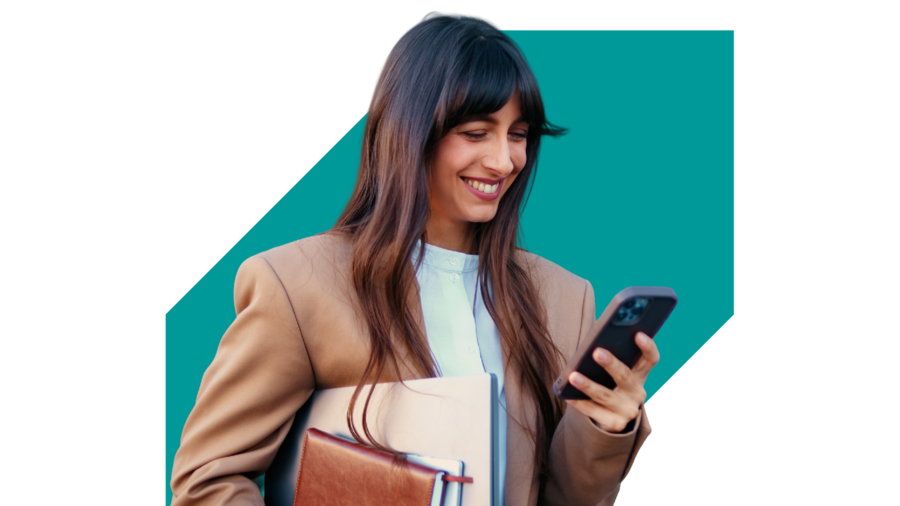Frau schaut auf Ihr Handy
