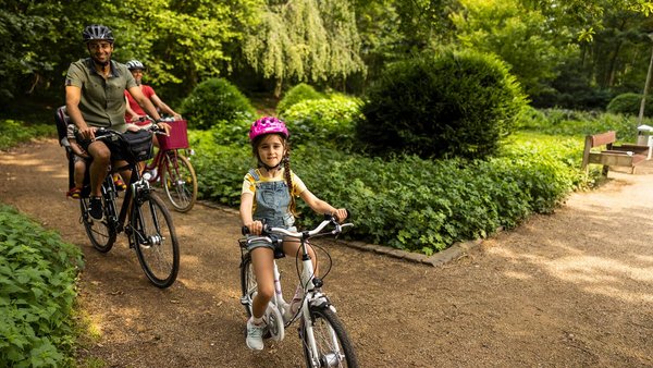Familie macht Ausflug mit dem Fahrrad – Reisekasse 