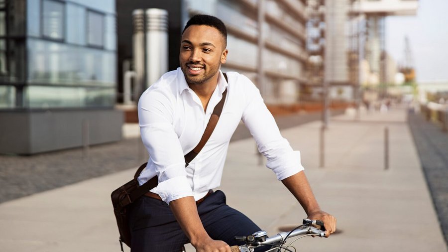 Junger Bewerber mit Fahrrad als OVB-Finanzberater