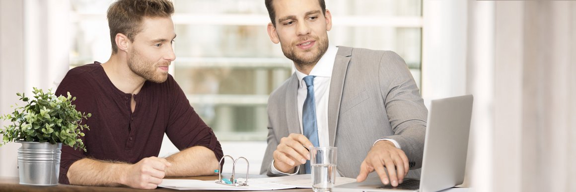 Finanzberater erklärt jungem Mann Altersvorsorge