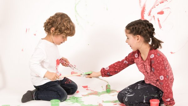 OVB Service: Junge und Mädchen spielen mit Farben