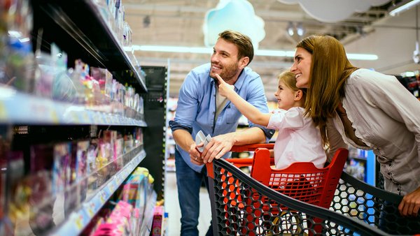 Familie kauft im Supermarkt ein