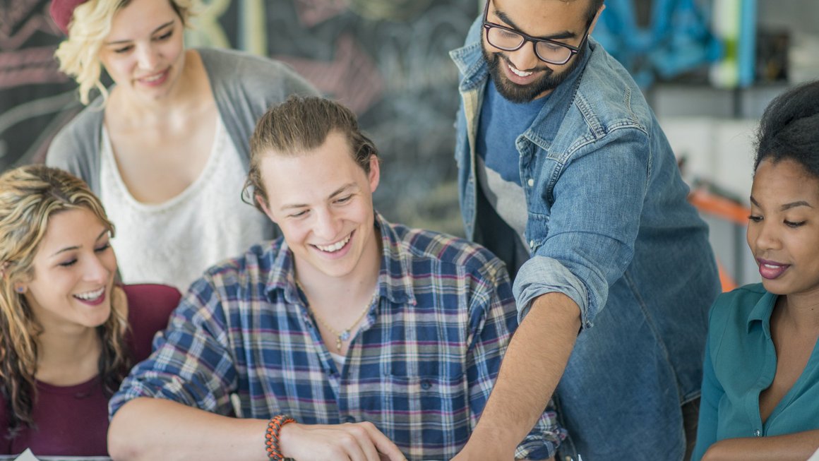 Gruppe junger Menschen arbeitet zusammen