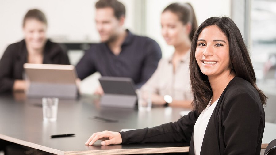 Finanzberater mit Finanzberater-Team im Konferenzraum OVB