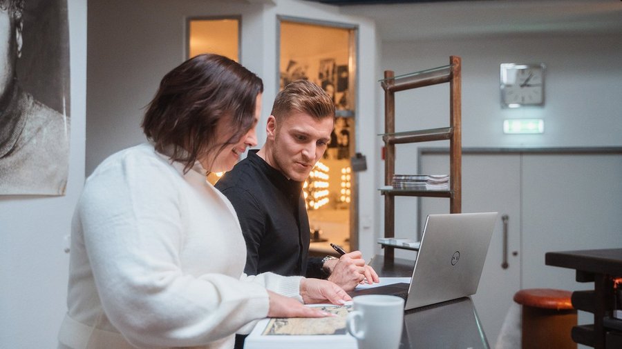 Junges Paar mit OVB Finanzberater am Tisch