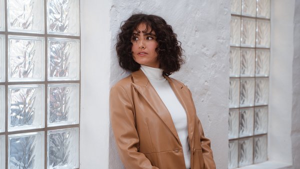 Junge Frau probiert Kleider an Junge Frau probiert Kleider an