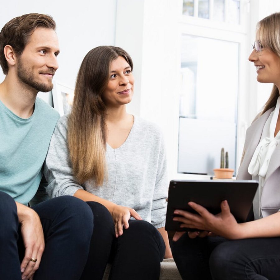 Finanzberaterin im Gespräch mit Kunden