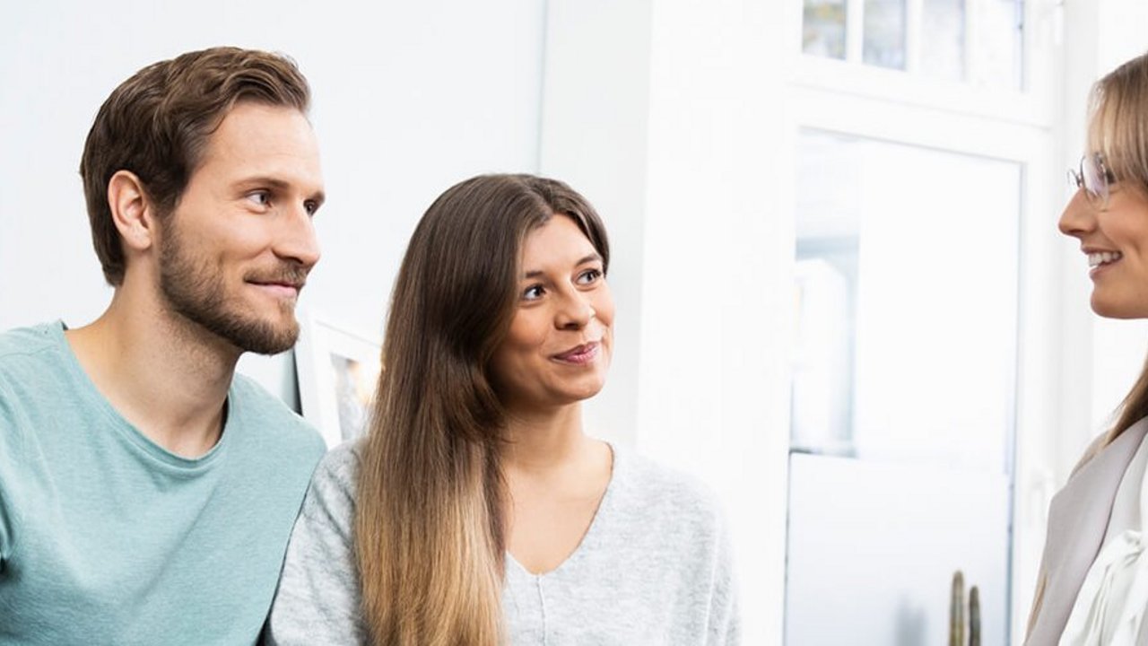 OVB-Finanzberaterin im Gespräch mit Kunden