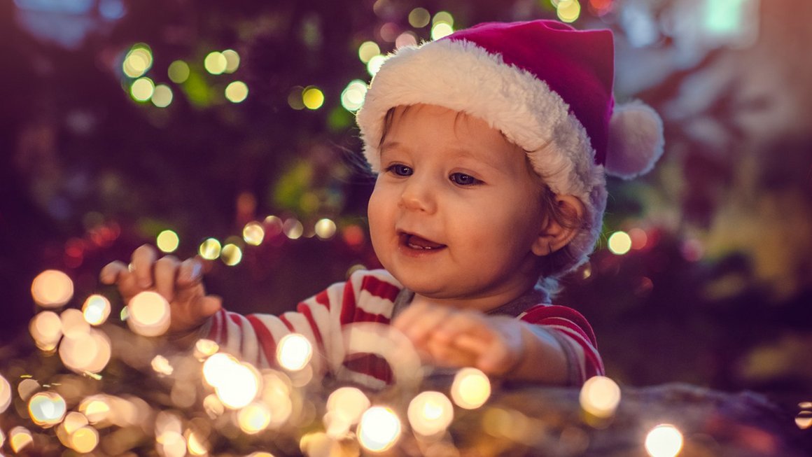 Kind mit Weihnachtslichtern und Weihnachtsmütze – Soziale Verantwortung und Charity Kind mit Weihnachtslichtern und Weihnachtsmütze – Soziale Verantwortung und Charity