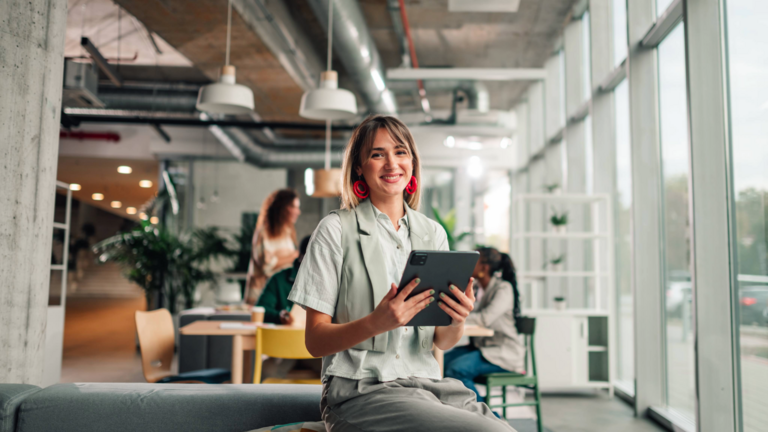 Frau mit Tablet im Büro