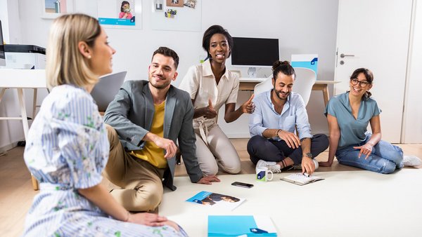 Junge Menschen im Teammeeting – Diversität bei OVB Holding Junge Menschen im Teammeeting – Diversität bei OVB Holding
