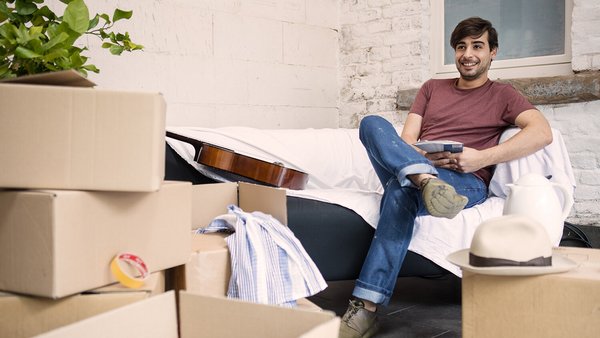 Junger Mann zufrieden in erster eigenen Wohnung Junger Mann zufrieden in erster eigenen Wohnung