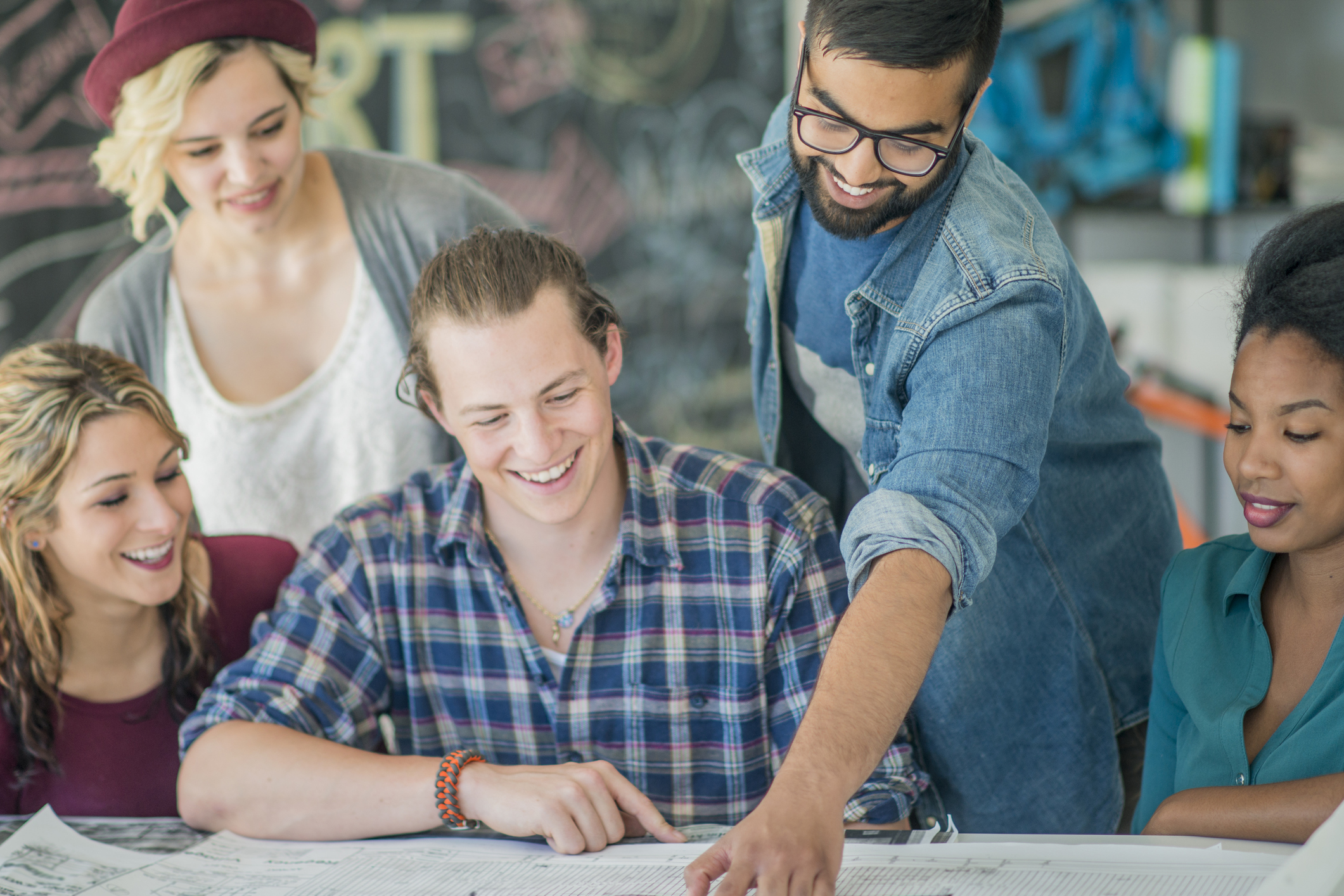 Gruppe junger Menschen arbeitet zusammen