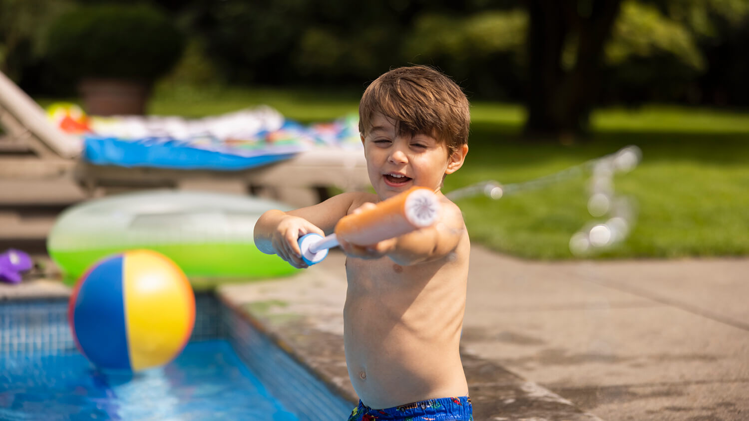 Kind am Pool mit Wasserpistole – Sicher verreisen Kind am Pool mit Wasserpistole – Sicher verreisen